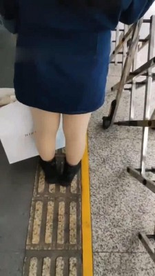 【梵高】开发车站美女素人踩踏 bf9137-绳艺套路资源网