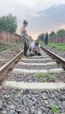 【领主老大】废弃铁道调偶遇路人/高跟全体重踩/骑马鞭打/咬胳膊 bf29474-绳艺套路资源网