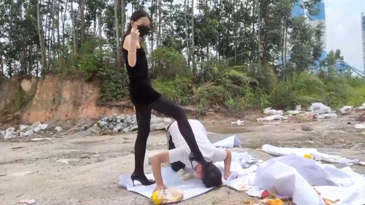 广州小鱼女神户外黑丝高跟踩食物贱狗跪吃，用奴的衣服给主人擦鞋 YC-230611-绳艺套路资源网